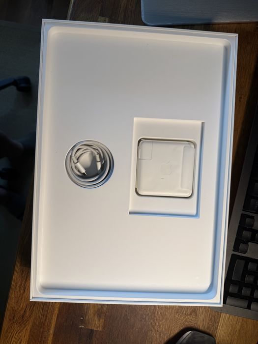 Macbook Pro 16GB RAM / 1 TB SSD / Radeon / Touchbar / Baterie noua