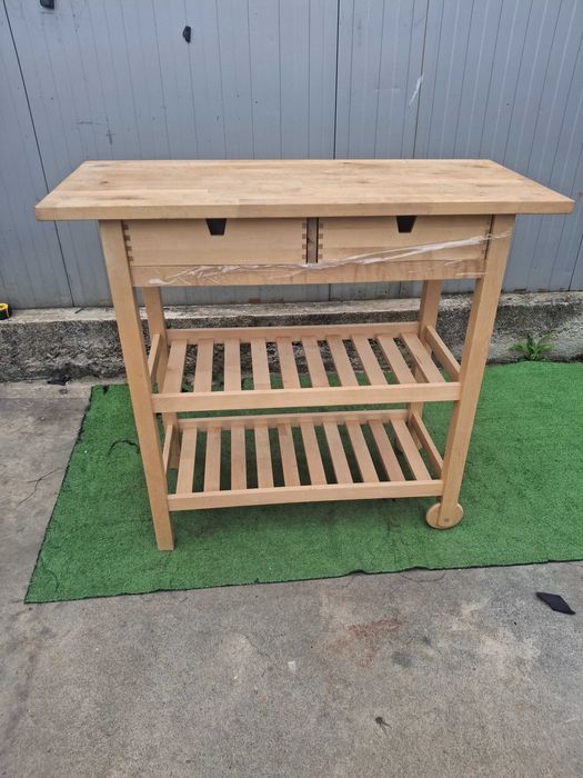 Дървена маса с колелца