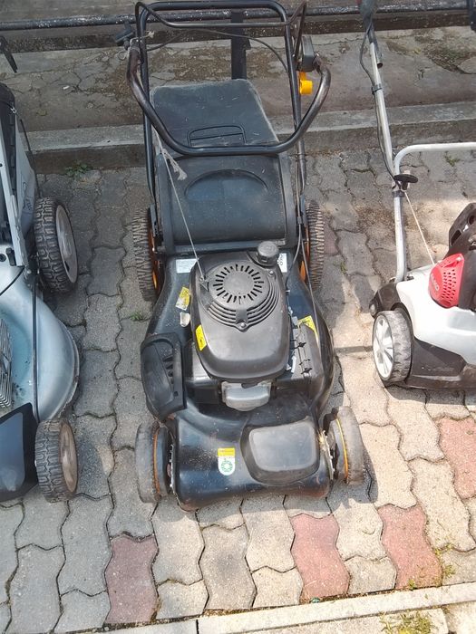 Mașină de tuns iarba