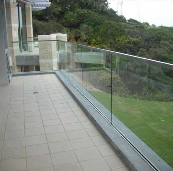 Balustrada de sticla cu profil de aluminiu
