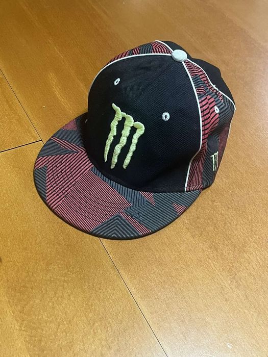 Червена Monster шапка