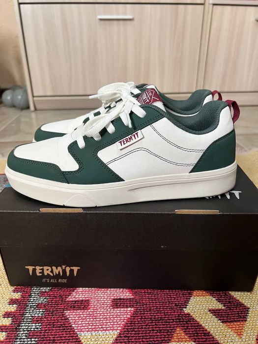 Продам кроссовки