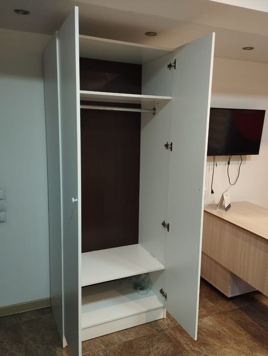 Продаются  столы, шкафы,тумбочка