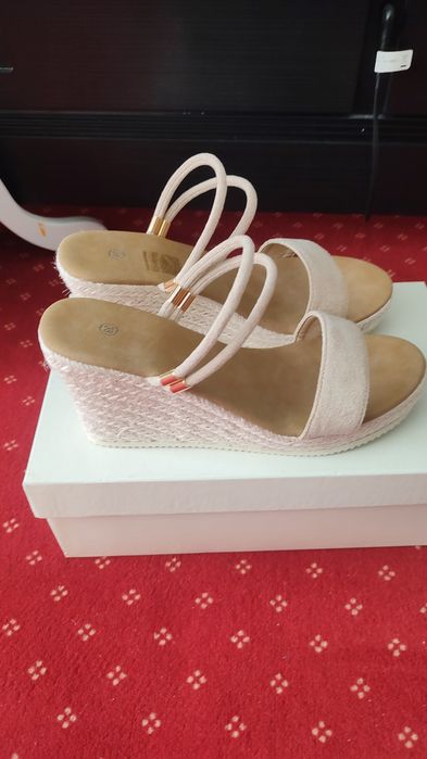 Sandale dama noi mărime 38 culoare crem