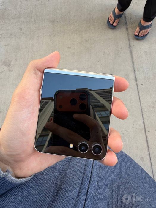 Samsung Z flip5 fold koreyskiy