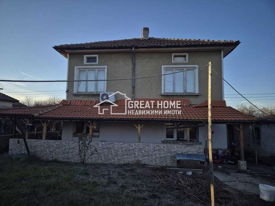 Двуетажна тухлена къща в живописното село Васил Левски!! Гараж!!
