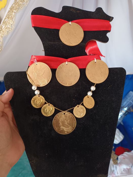 Vând salba din monede franc.ios