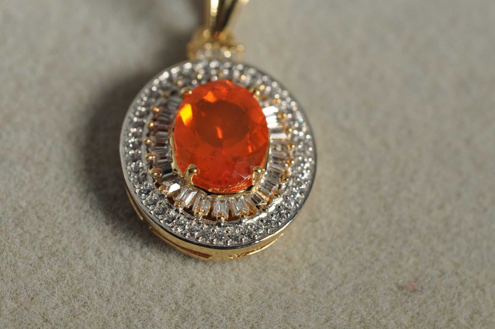 Pandantiv Argint placat Aur roz, Opal caboson, design halo