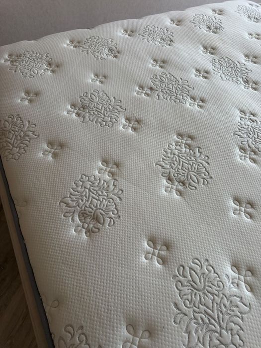 Продам кровать 180*200 с матрасом Орматек. Пользовались 7 лет.
