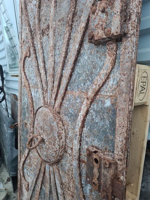 Usa foarte veche din fier forjat nituit