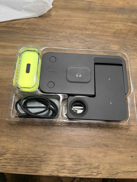 Stație de încărcare wireless 4 in 1