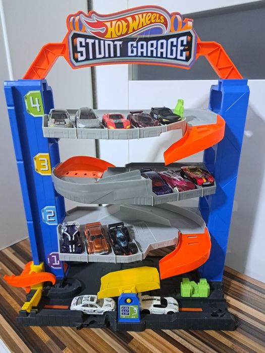 Hot Wheels Stunt Garage.