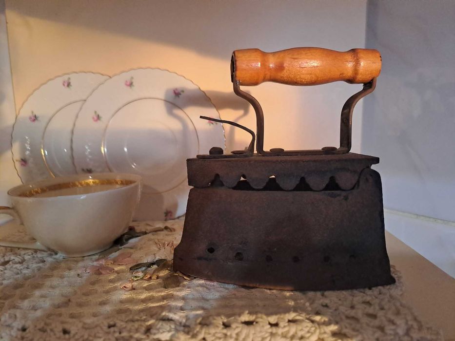 Утюг старинный на углях