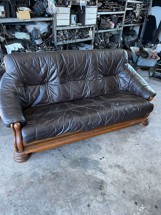 Разтегателен кожен диван