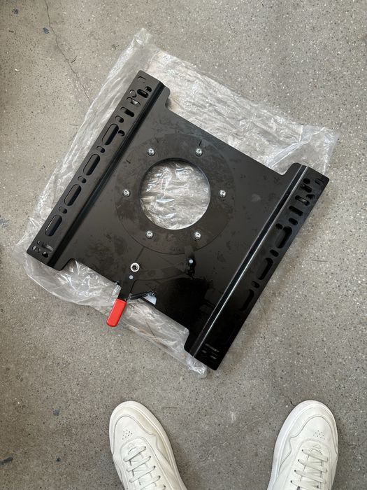 Въртяща основа за седалка на бус кемпер