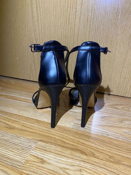 Черни сандали на ток