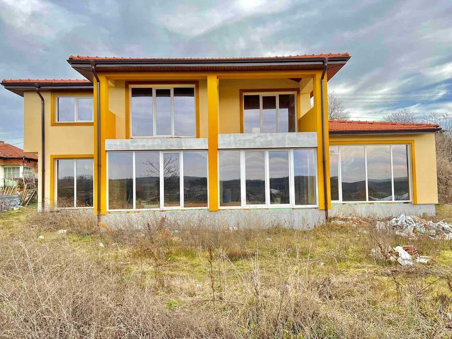 Двуетажна къща в село Писанец