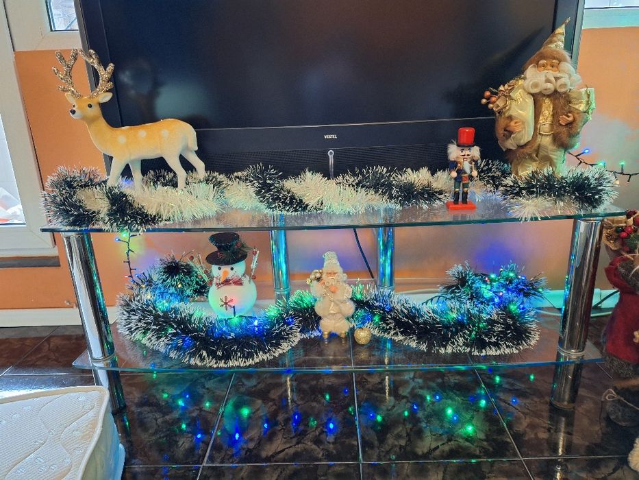 Телевизор 42" с маса