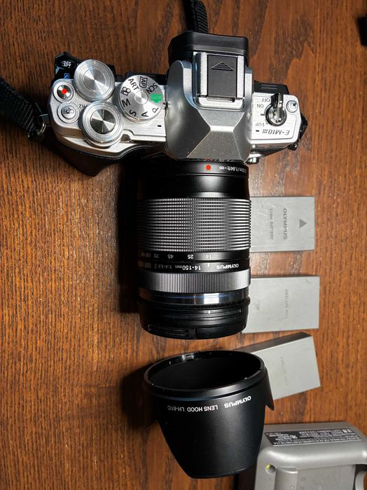 Set foto mirrorless Olympus OM-D E-M10 Mark III cu obiectiv 14-150mm
