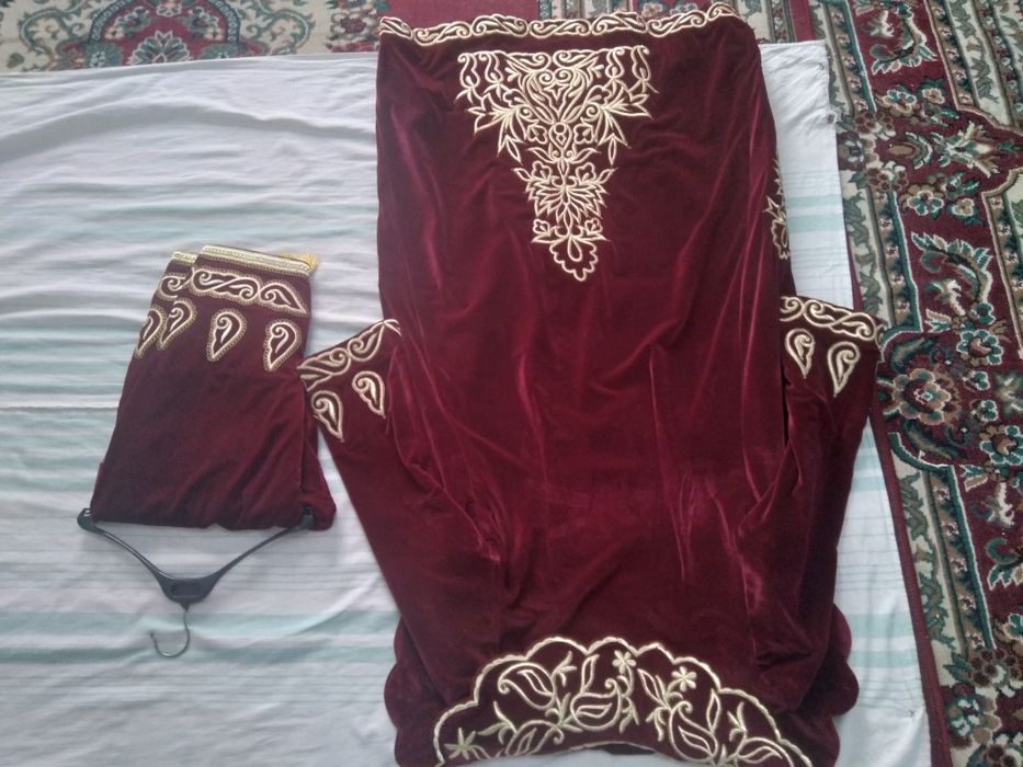 Ayollar zardòzi xalat sotiladi.