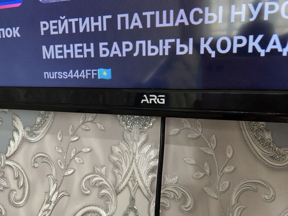 Диван, телевизор