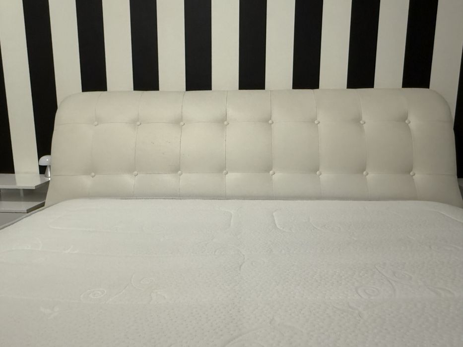 Vand pat tapitat lemn masiv 160x200