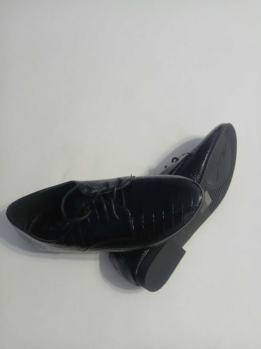 Нови дамски лачени обувки