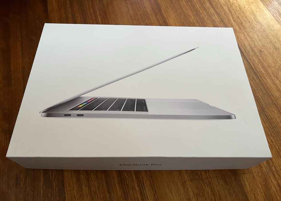 MacBook Pro 15” i7 6-Core / 16GB / 512GB SSD / Radeon 560X / Impecabil