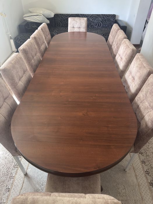 Стол с стулями .