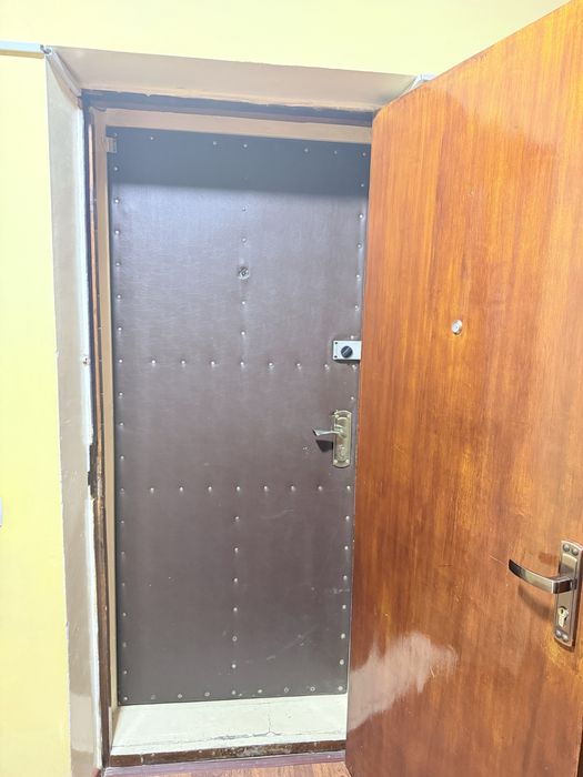 Kirish eshigi sotiladi