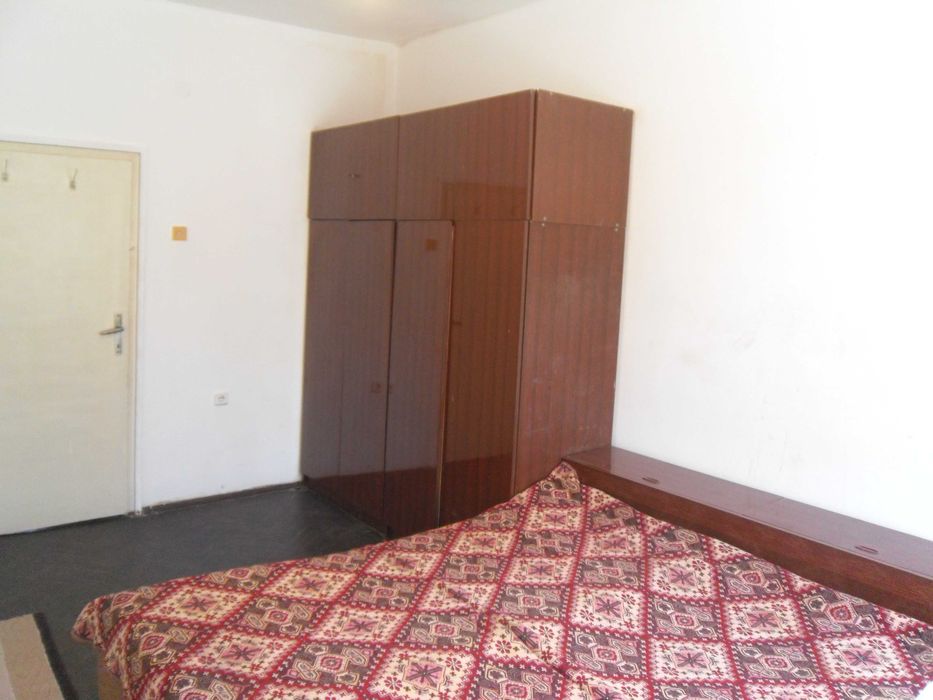 Дава се под наем Двустаен апартамент в Ямбол, Център - 55 кв.м за 204 € - Снимка #2