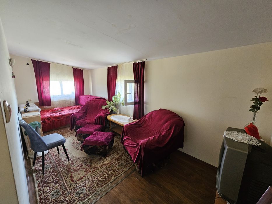 Двуетажна къща в с. Победа