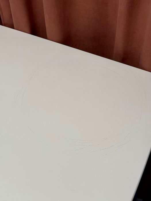 Бяла трапезна маса