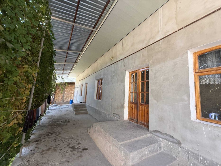 Катта уй сотилади Тинчликда куча юзида 1чи линия 8 хона