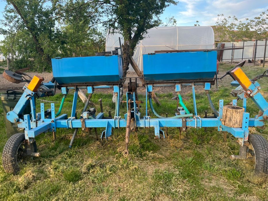 Vând prășitoare pe 6 rânduri cu fertilizare și distribuitor de azot