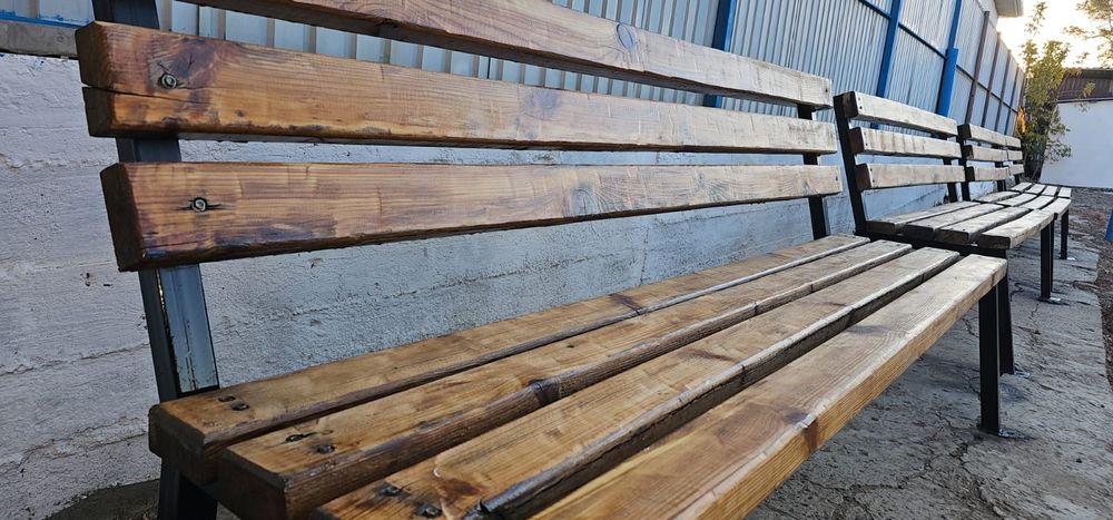 Скамейки, в отличном состоянии