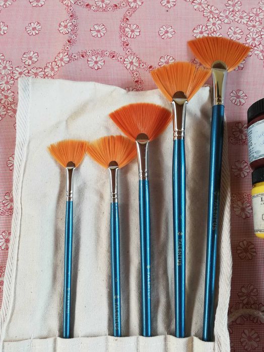 Бой и четки за рисуване