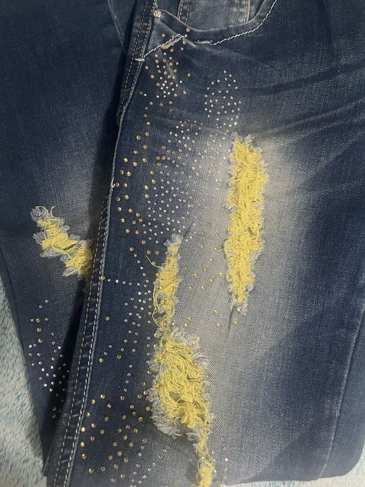 Blugi din Denim S cu strasuri si aspect rupt,pentru o inaltime 1,60 m