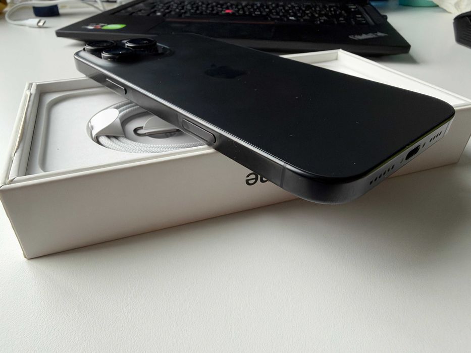 iPhone 16 Pro Max, Black Titanium с оставаща 1 година гаранция