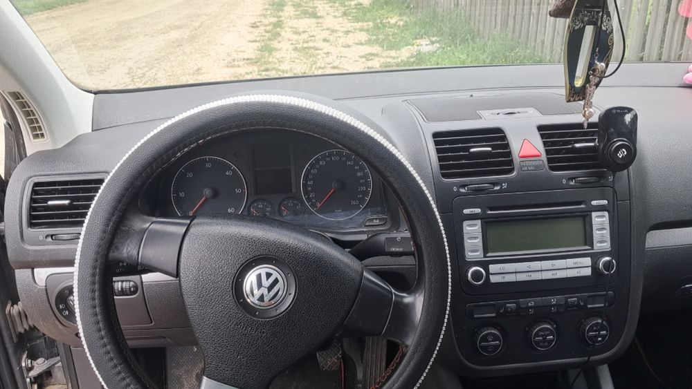 Vând golf 5 model simplu