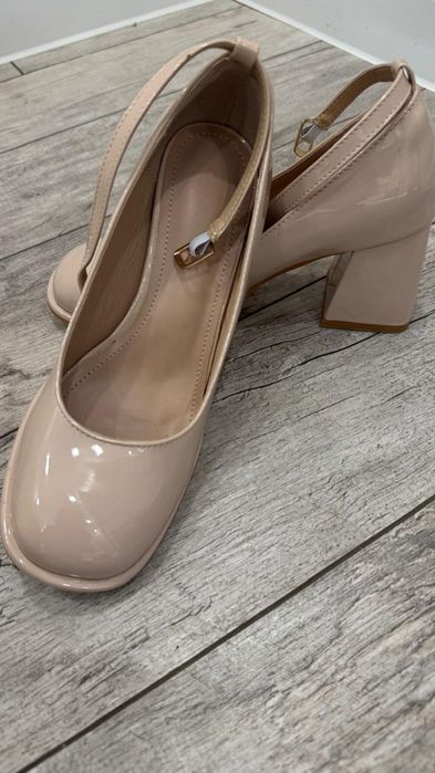 Продажа разной обуви