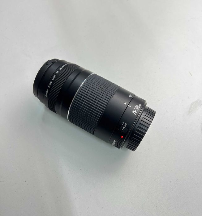 Obiectiv zoom Canon EF 75-300mm, deschidere f/4–5.6, versiunea III