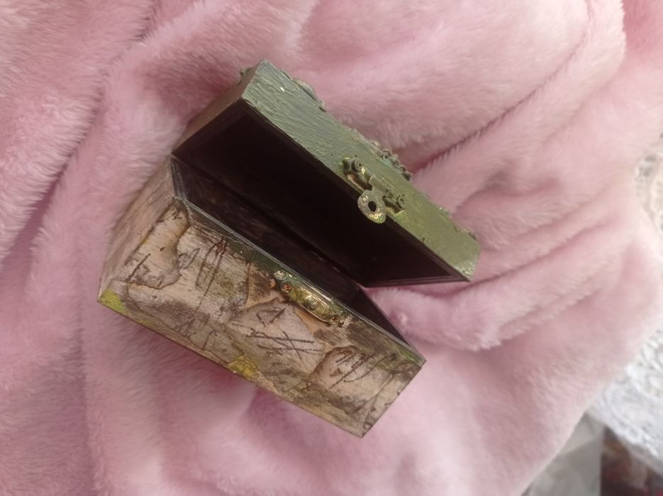 Кутийка за бижута, ръчно изработена, дървена с размери 10см*5**6см