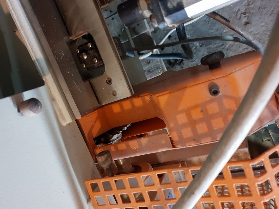 обрязваща машина за кант с циркуляр за точно окрайчване