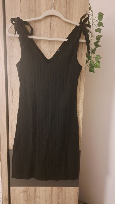 Черна дамска рокля с панделки