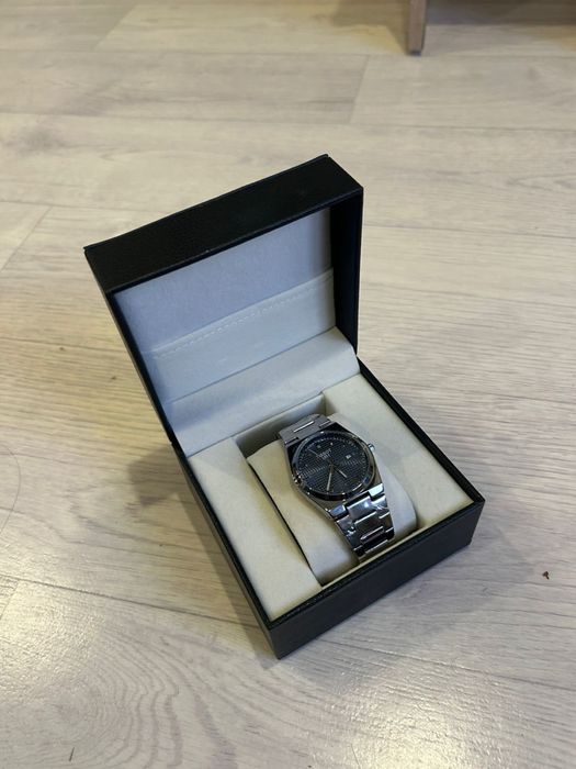 часы от бренда Tissot  люксовый модель