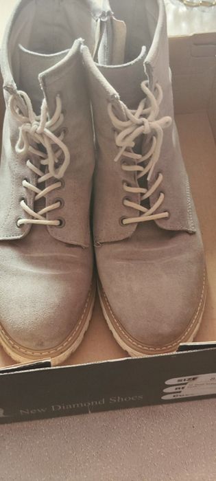 Велурени светли сиви боти с връзки и цип