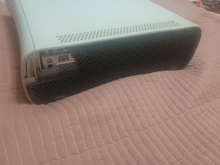 Xbox 360 60GB 
Продаю Xbox 360