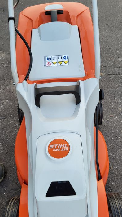 Masina tuns gazon-iarba Noua, Stihl, pe acumulator