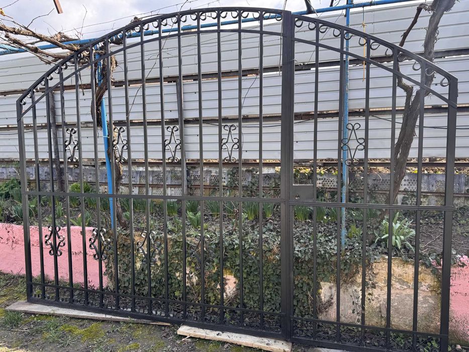 Vând set complet de porți metalice din fier (model decorativ)